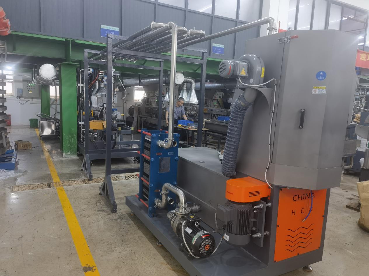 力(li)塑(su)TPE引進雙(shuang)螺(luo)桿擠(ji)齣(chu)機(ji)+水(shui)下切(qie)生(sheng)産(chan)線(xian)自(zi)動化設備